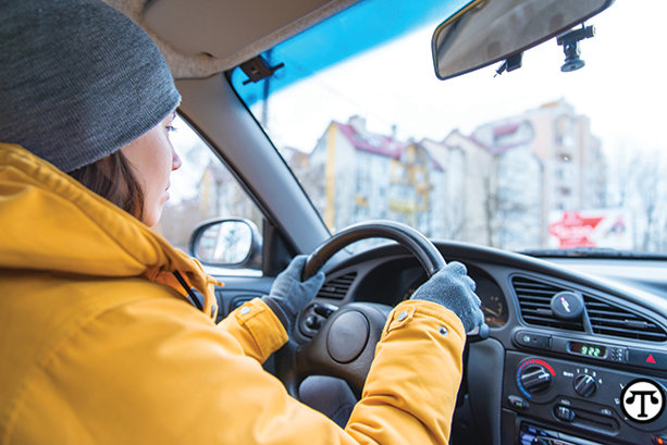 Puede que tenga que abrigarse antes de conducir en un clima frío, pero su automóvil moderno está listo para ponerse en camino sin tener que dejar el motor prendido cuando el carro está parado.