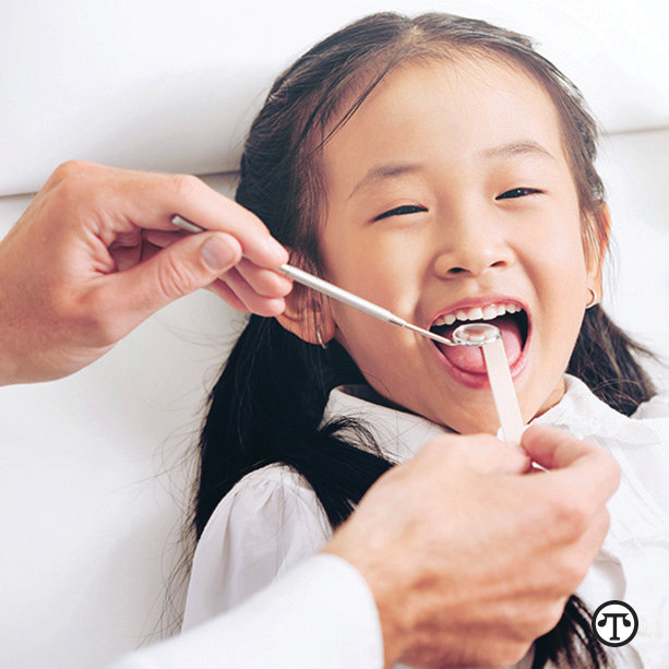 Proteger los dientes de los niños puede ser más fácil y más importante de lo que muchos padres piensan.