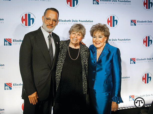 Tom Hanks, Linda Hope y la senadora Elizabeth Dole quieren ayudar a honrar a las personas que cuidan a veteranos enfermos o heridos. Usted también puede hacerlo.